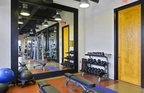 Upscale Comfort Next to Metro and Dining - Foto 37