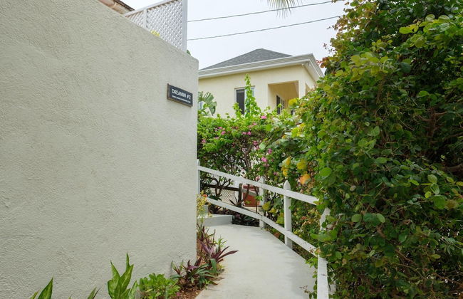 Dreamin Villa - 3 B R Beachfront w Staff - Photo 8