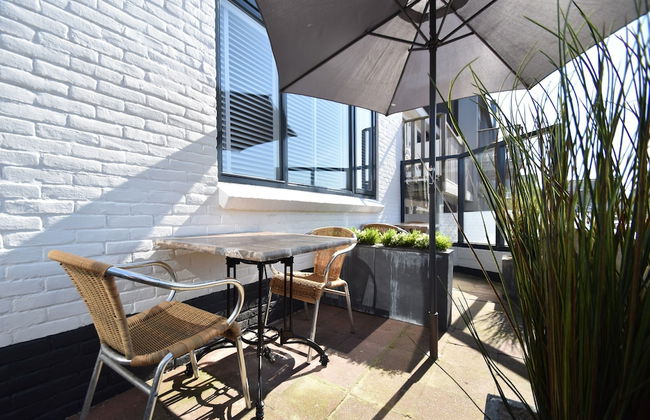 Elegant Studio Near Beach - Photo 13