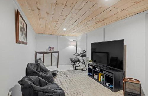 Cozy 3BR Retreat in Downtown Bethlehem - Hot Tub, Trails, Near Ski & Hike - Photo 33