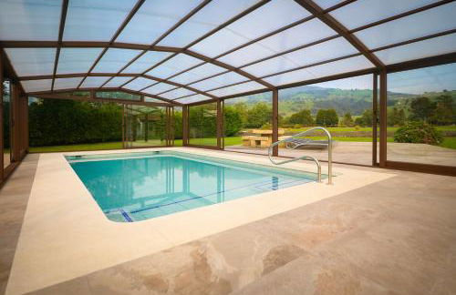 Piscina climatizada y cubierta 365 dias en Casa Rural con Encanto El Puentuco una de las casas mas valoradas de Cantabria - Foto 1