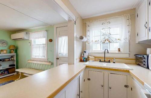 The Eastern Avenue Cottage - Photo 13