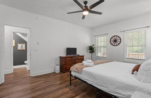 Grandma's Farm on 6 acres with Lighted Barn and River Access - Foto 74