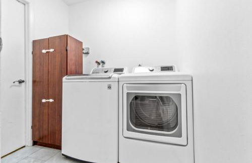 Bright and Comfy 5 Star Location with a Heated Pool - Photo 26