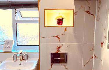 Luxe Smart Home - Basildon Serviced Accommodation - 7 Mins Walk To Basildon Town Centre, Hospital & Train Station - Foto 6