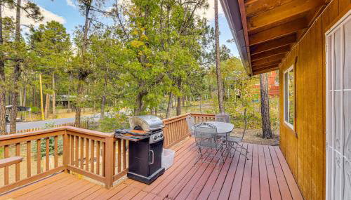 4 Mi to Rainbow Lake! Cozy Forest-View Gem w/ Deck - Foto 2