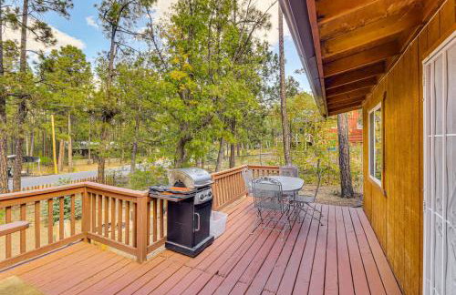 4 Mi to Rainbow Lake! Cozy Forest-View Gem with Deck - Foto 2