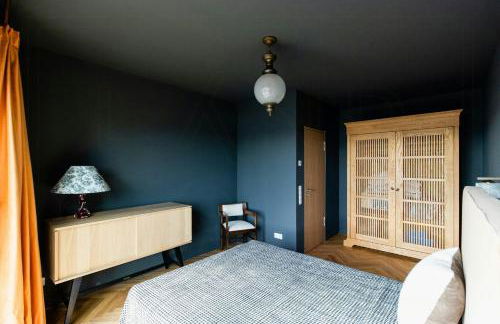 Architect House With Vintage Classics By River - Photo 5