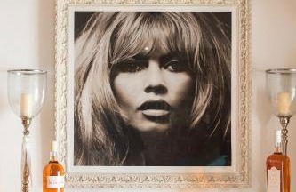 Steps from the Port! Chic 2-Bed in the Heart of Saint-Tropez - Photo 12