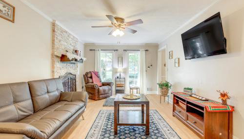 6 Mi to Stone Mountain Park Home with Deck! - Foto 4