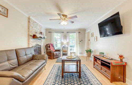 6 Mi to Stone Mountain Park Home with Deck! - Foto 4