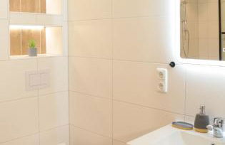 Modernes Ferienhaus mit 4 separaten Appartements, je mit vollausgestatteter Küchenzeile und eigenem Bad, 2 Gehminuten zum Badesee, Garten, Grillplatz, Kinderspielbereich, Hunde sind willkommen - Foto 18