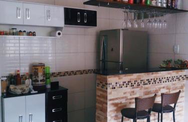 Casa Inteira aconchegante com garagem Próximo ao Aeroporto - Photo 1