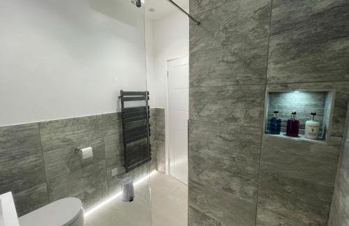 The Jungle Apartment - by Coastline Retreats - Jungle Themed Garden Apartment - Outdoor Bath - Next to Seafront - Childrens Toys - Superfast Wifi - Netflix - Disney - Foto 8