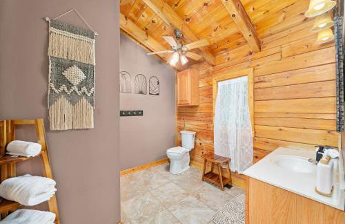 Cabin 3 Miles off I-40-hot tub-firepit-secluded better than a Hotel - Photo 10