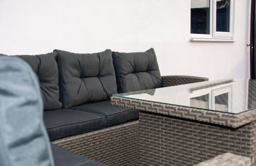 6 BR 3 Bath Spacious Tudor House & Free Parking - Foto 70