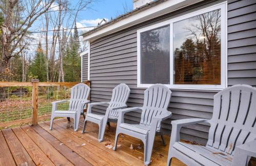 Riverfront Retreat in the White Mountains - 3BR Cozy Escape Near Ski & Hike - Foto 14