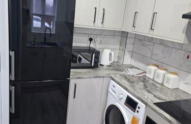 Jasmin's House, 2 bedroom house, private Parking - Photo 12