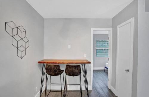 Rustic Retreats Beachy 1BR for 4 guests in the heart of Fort Lauderdale - Foto 6