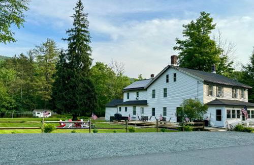 Berkshire Retreat Grand Home with Hot Tub and Large Yard, 5 mins from Jiminy Peak - Foto 55