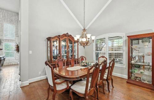 Lewisville Luxe Pool Getaway - Patio BBQ TV Room - Foto 3