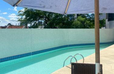 Apto com localização privilegiada e piscina - Charmoso e completo - Foto 4