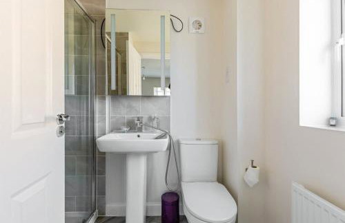 4 Bed Room Service Accommodation - 2 Parkings - Fibre Wi-Fi - Workstation - Foto 14