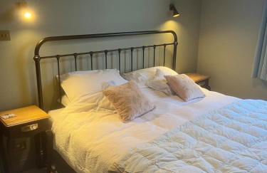 Spacious 4 Bed House Ideal for Races - Photo 1