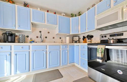 Family Perfect 4BR Home with Hot Tub, Pool Table, Fenced Yard, Cozy Fireplace, Mountain Views, Walkable Neighborhood, Near Parks, Dining, and Adventure - Foto 44