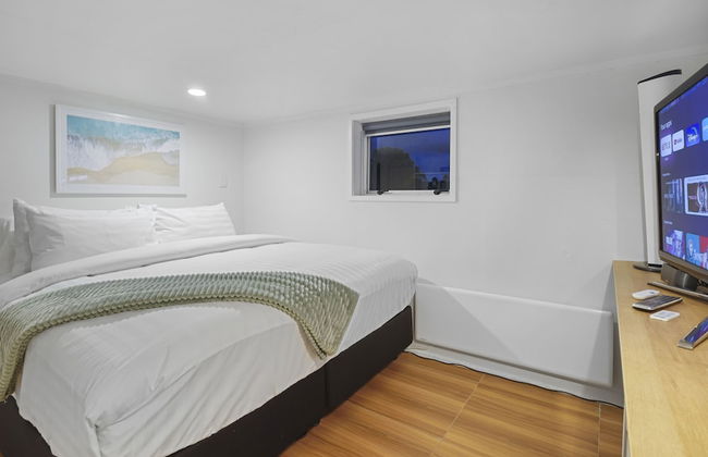 Newly Renovated Studio w Parking-Netflix - Photo 1