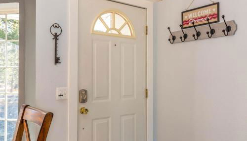 Charming 3-Bedroom Home in Bend with Hot Tub Game Room & Spacious Family Dining - Foto 5