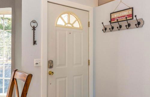 Charming 3-Bedroom Home in Bend with Hot Tub Game Room & Spacious Family Dining - Foto 5