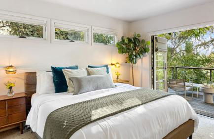 Spanish Revival Charm in Silver Lake w Patio BBQ Walkable Location Maltman Manor by AvantStay - Photo 17