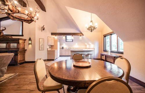 HIGHLANDS CASTLE overlooking Lake George plus 2 other CASTLES & SUITES - Foto 33