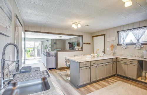 9 Mi to Shore Home with Hot Tub in Howards Grove! - Foto 12