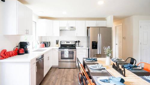 Beautiful Light-filled Farmhouse w swing & slide - Foto 3