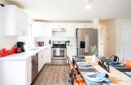 Beautiful Light-filled Farmhouse w swing & slide - Foto 3