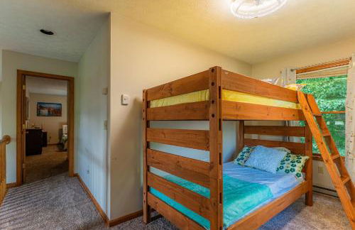 Leaf Peeper's - HUGE deck, pizza oven, Pac-man! - Photo 56