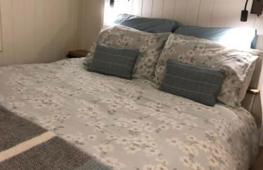 Green Valley, Cotswold stay with hamper - Photo 4