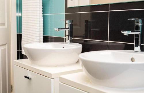 4 Bed Detached Home-Gloucester-Sleeps 10-Parking for 3-Work or Leisure - Foto 6