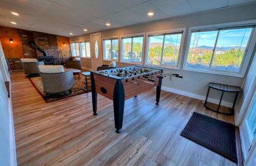 Renovated farmhouse on snowmobile trail with firepit & mountain views, 10 min from Bretton Woods! - Foto 1