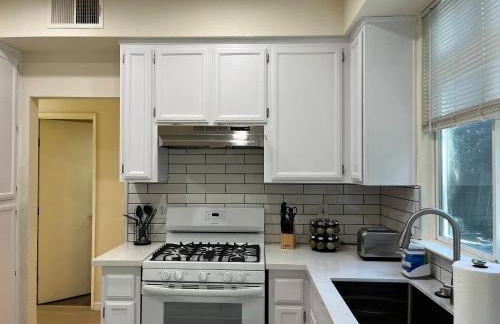 Remodeled 3B2B Bright House with a King Suite - Foto 16