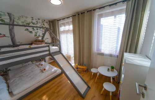 P-Hosting Modernes Apartment zwischen Ravensburg und dem Altdörferwald, 110qm, Familienfreundlich, Separater Eingang, Kaffeevollautomat, Bäcker und Pizzeria 15 Meter, Spielplatz 50 Meter, 20 Km zum Bodensee, 30Km in die Berge - Photo 9