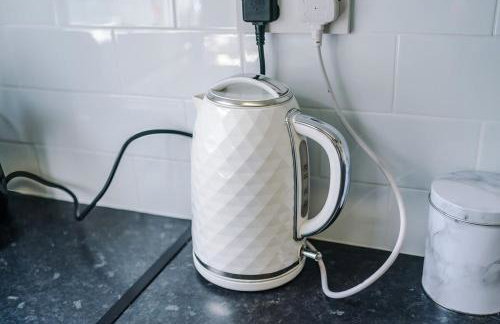 NEW! Modern 3-Bed House, Free Parking, Fast Wi-Fi & Easy Manchester Access - Foto 47