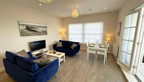 Beachfront Bliss Apartment - Near Hythe - On Beach Seafront - Private Parking - Photo 3
