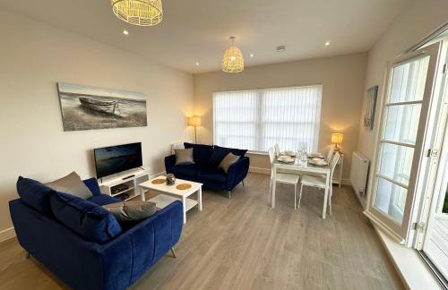 Beachfront Bliss Apartment - Near Hythe - On Beach Seafront - Private Parking - Photo 3