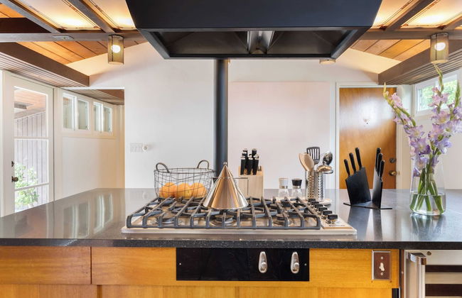 La Jolla Mid-century by Avantstay Private Pool, Outdoor Living + Ocean Views - Photo 15