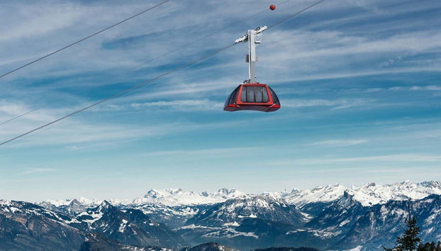 Sobrevoando os pré-alpes suíços em uma gôndola de teleférico