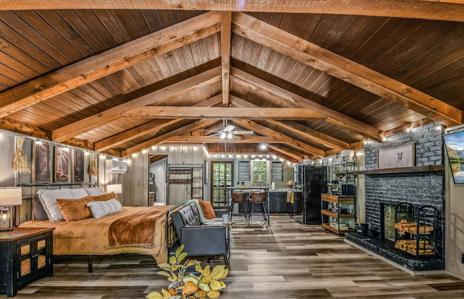 Light'n Bug Bungalow 1 Bedroom Cabin by RedAwning - Photo 23