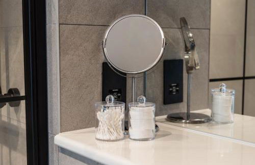 Luxury 2 Bed Apartment, with a balcony city & canal view in Manchester City Centre! - Foto 27